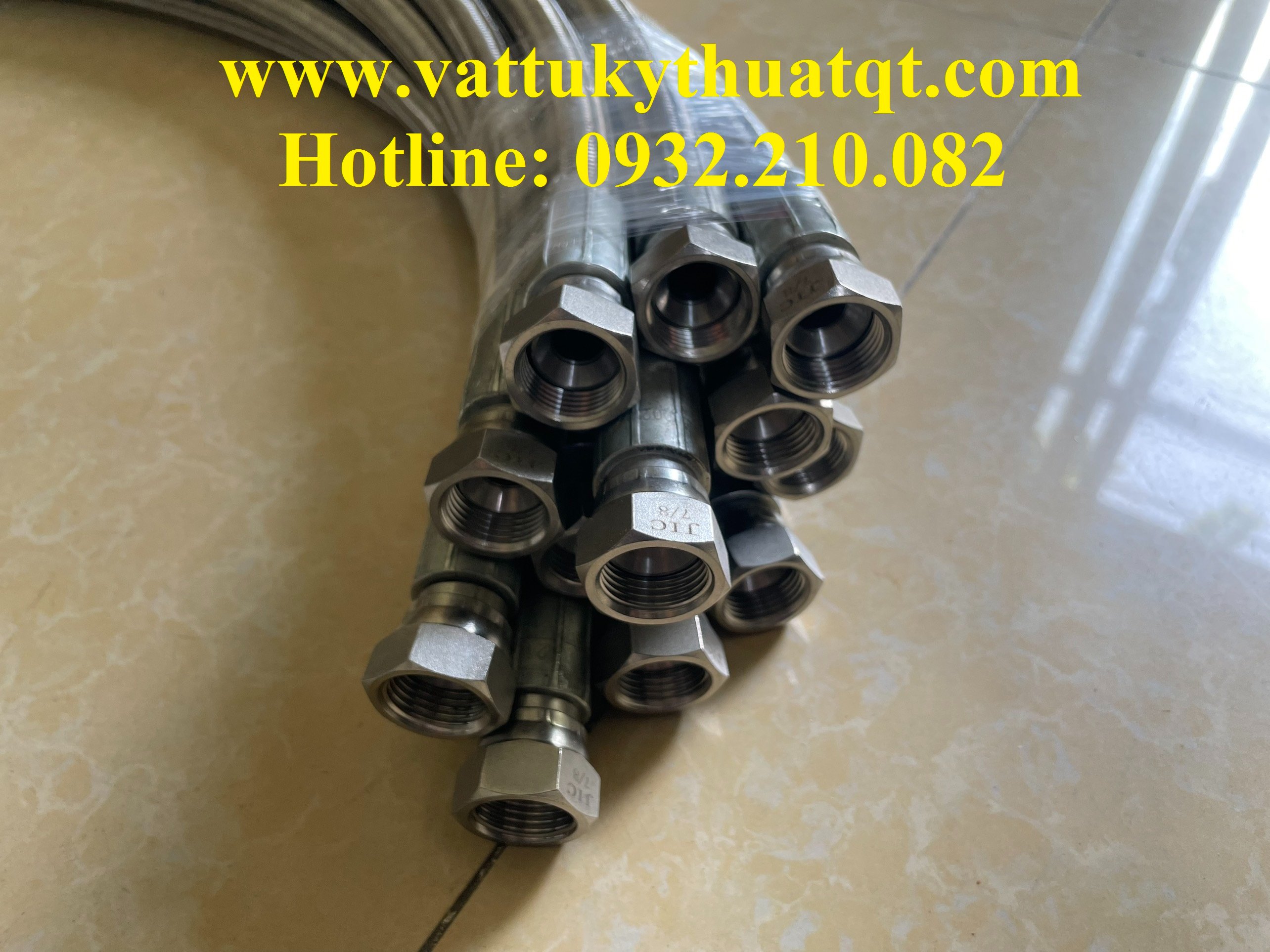 305bfce0537d9523cc6c.jpg