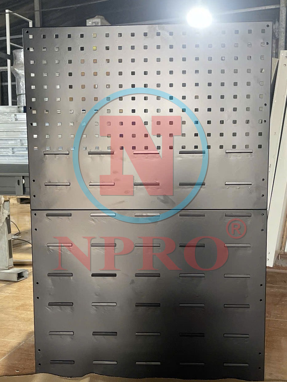 Bang_treo_khay_nhua_np.jpg
