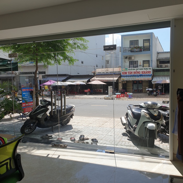 cửa kính bản lề kẹp.jpg