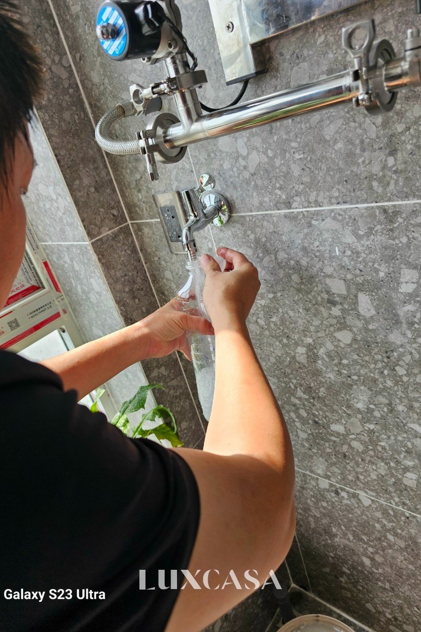 gach terrazzo op nha ve sinh.jpg