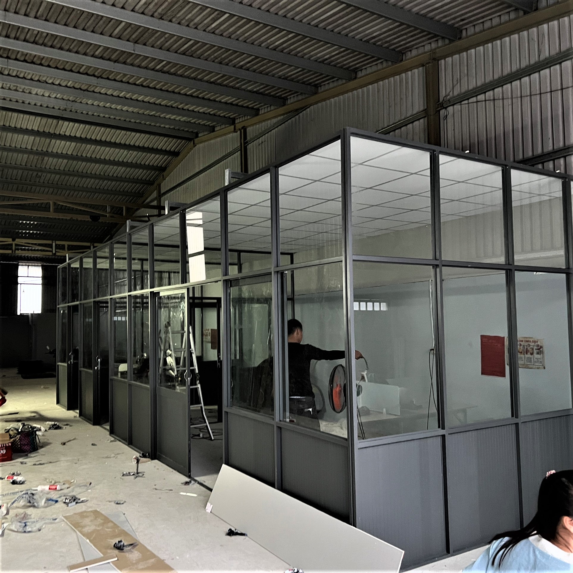giá làm vách nhôm hệ 700 quận 5.jpg