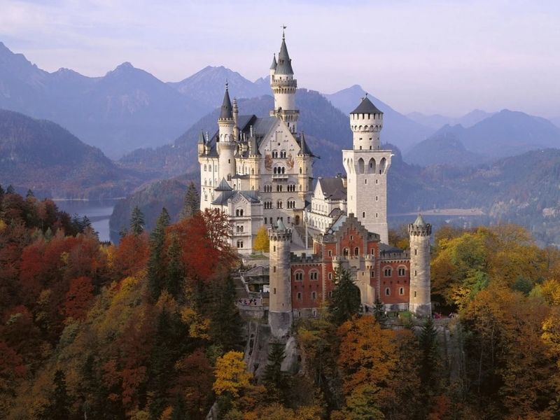 Mái hình nón chóp nhọn phổ biến trong các kiến trúc Châu Âu cổ Xây dựng Nh...jpg