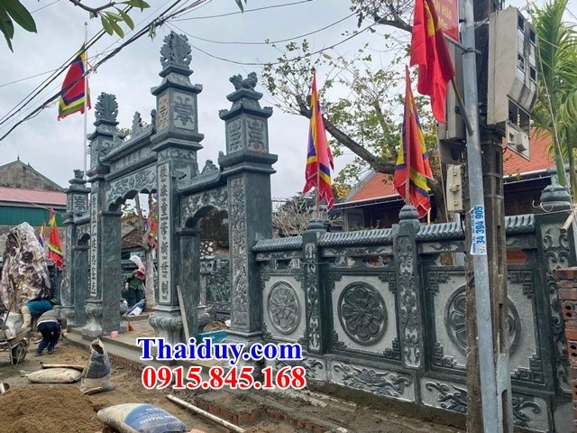 Mau-lan-can-tuong-rao-nha-tho-ho-gia-tien-dong-ho-bang-da-xanh-reu.jpg