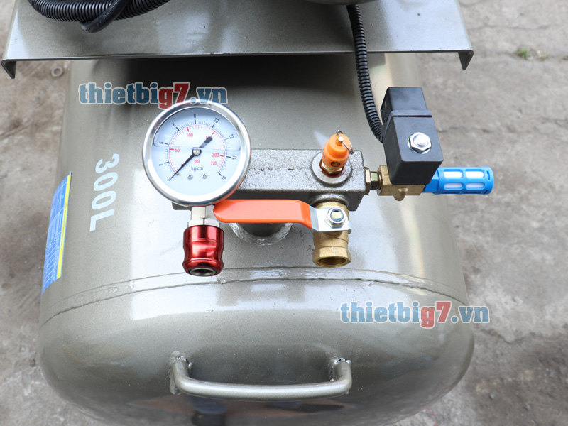 may-nen-khi-truc-vit-3hp-300l-10bar_4.jpg