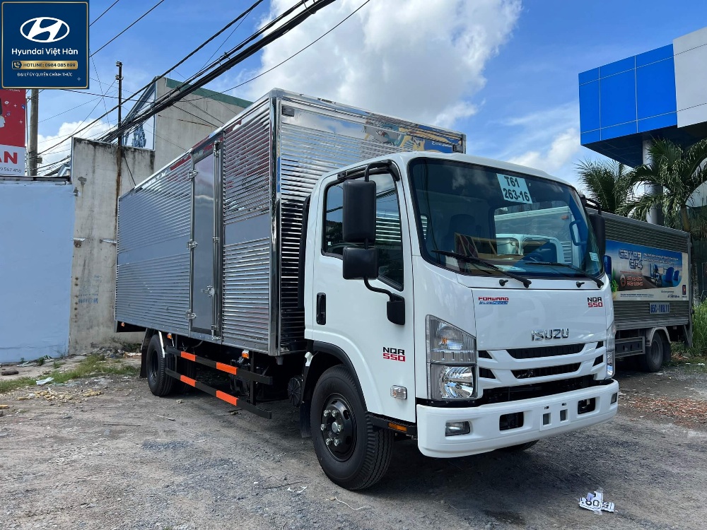 mua-xe-5-tan-isuzu-nqr-550-thung-kin.jpeg