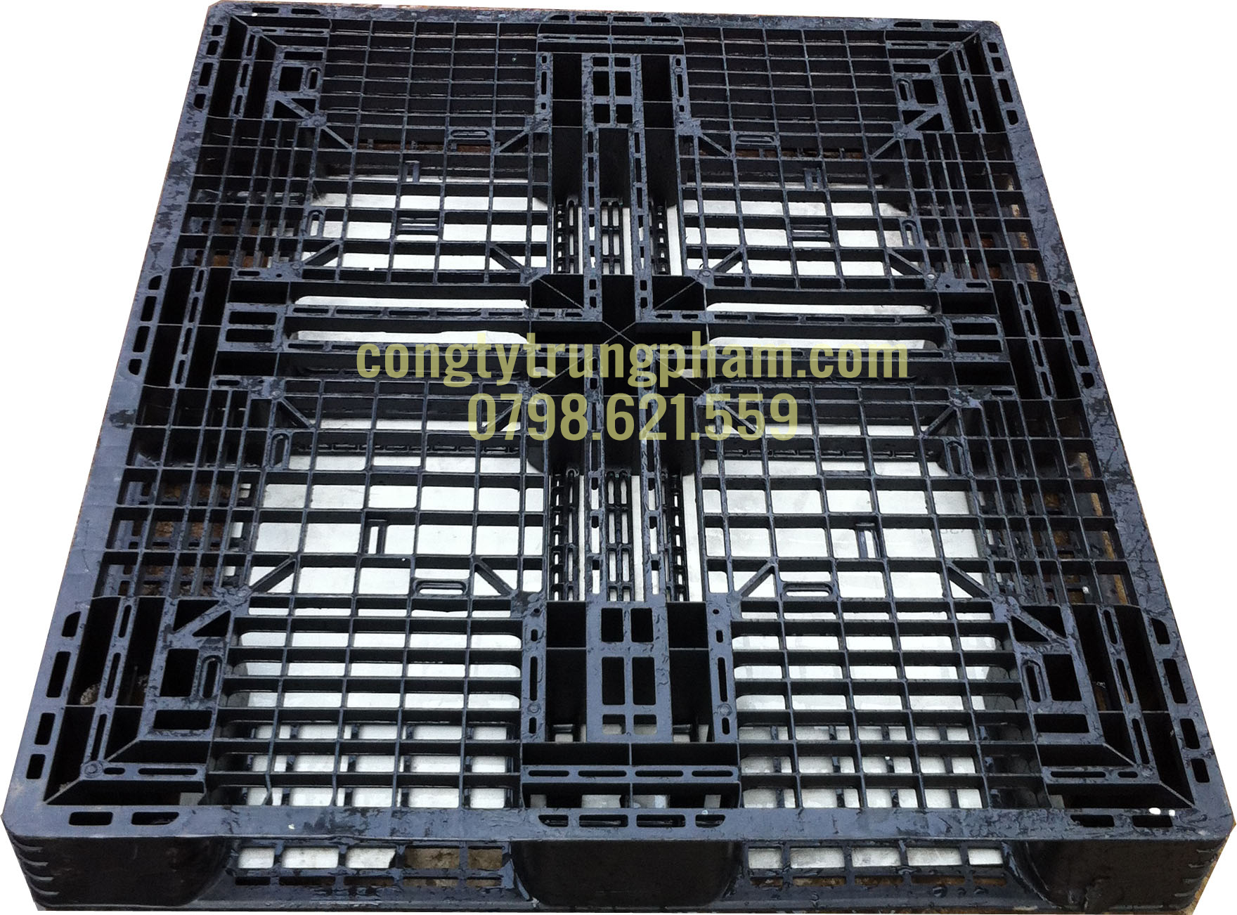 Pallet nhựa màu đen 1000x1200x120.jpg