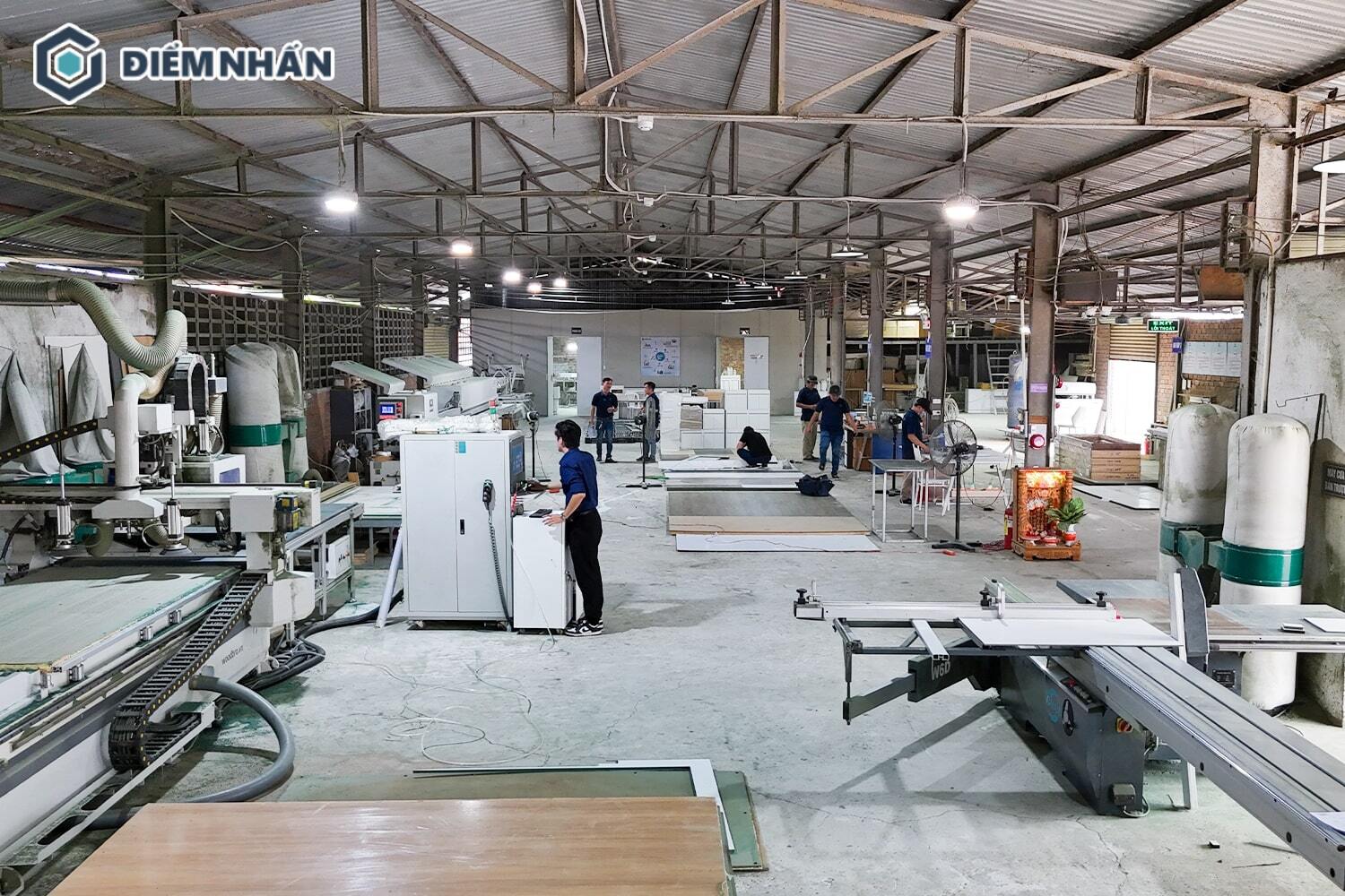 Nội Thất Điểm Nhấn có xưởng sản xuất nội thất gỗ công nghiệp với máy móc hiện đại