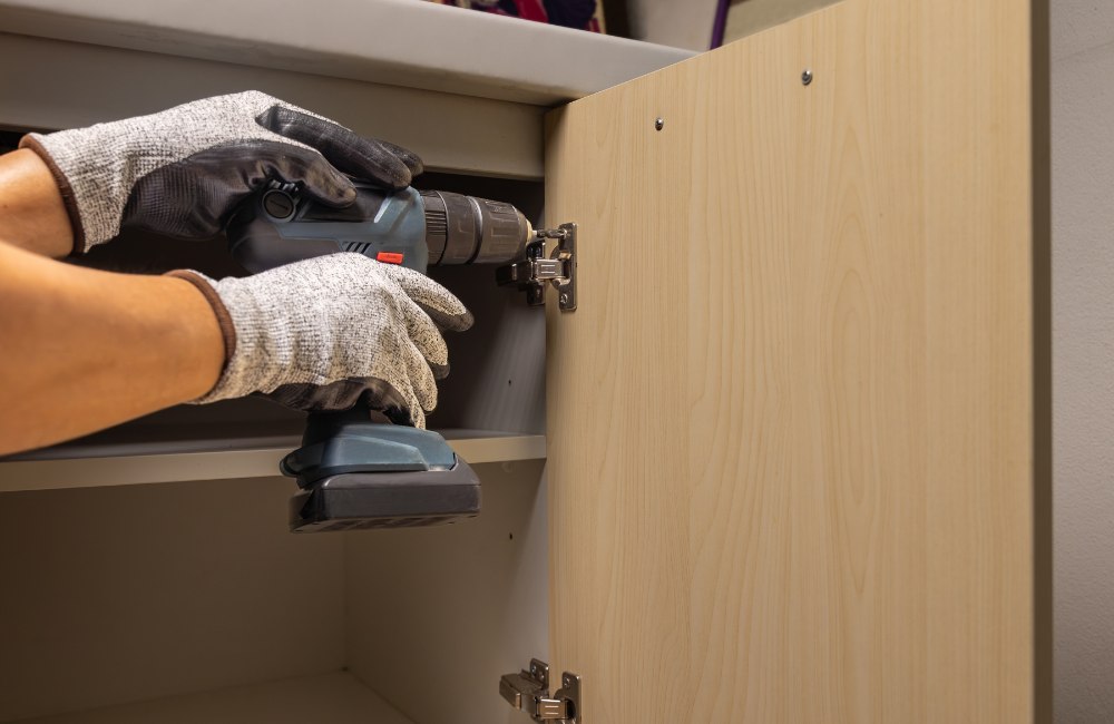 Kiểm tra chất lượng phụ kiện và bản lề khi lắp đặt tủ bếp