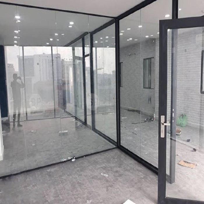 VÁCH KIẾNG CƯỜNG LỰC 10 MM KHUNG NHÔM.jpg