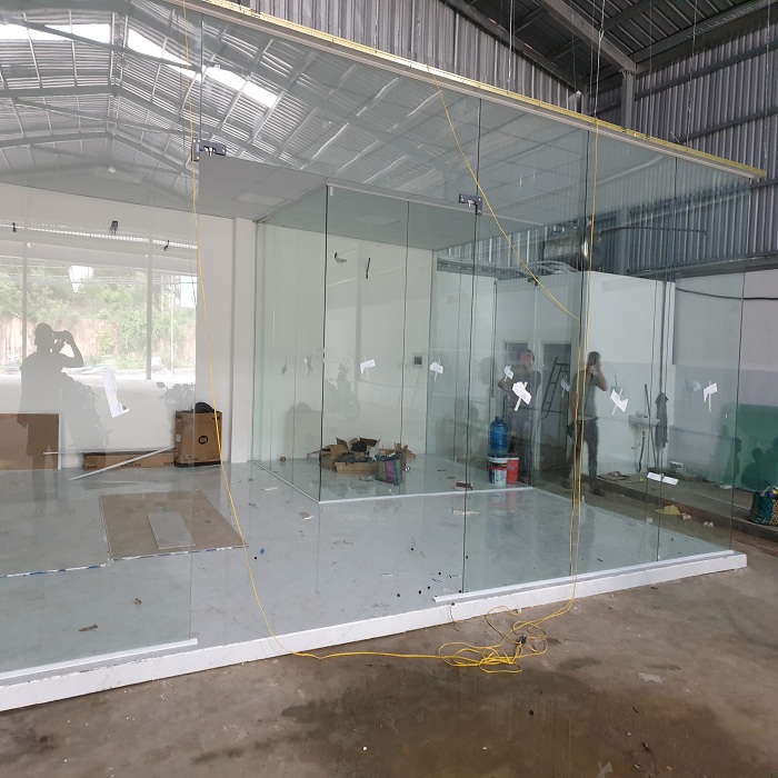VÁCH KIẾNG CƯỜNG LỰC 10 MM VĂN PHÒNG.jpg