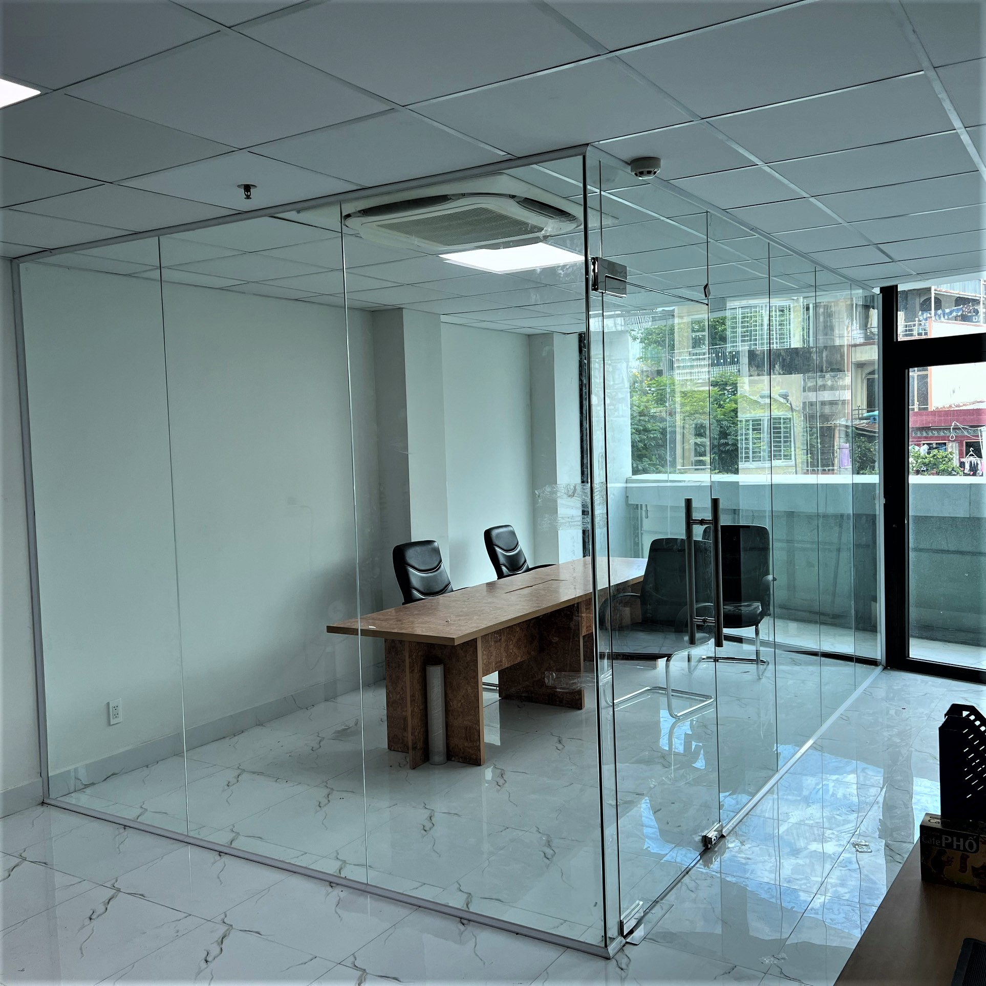 vách kính cường lực văn phòng.jpg