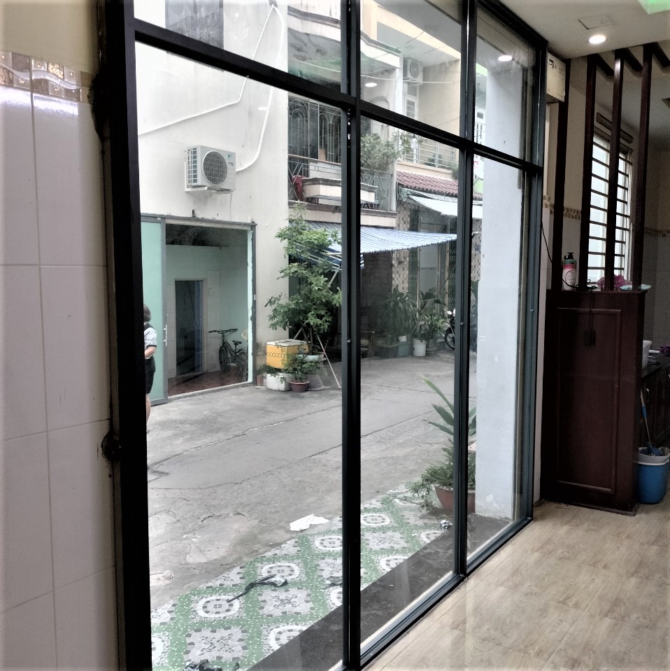 VÁCH KÍNH CUONGF LỰC KHUNG NHÔM.jpg
