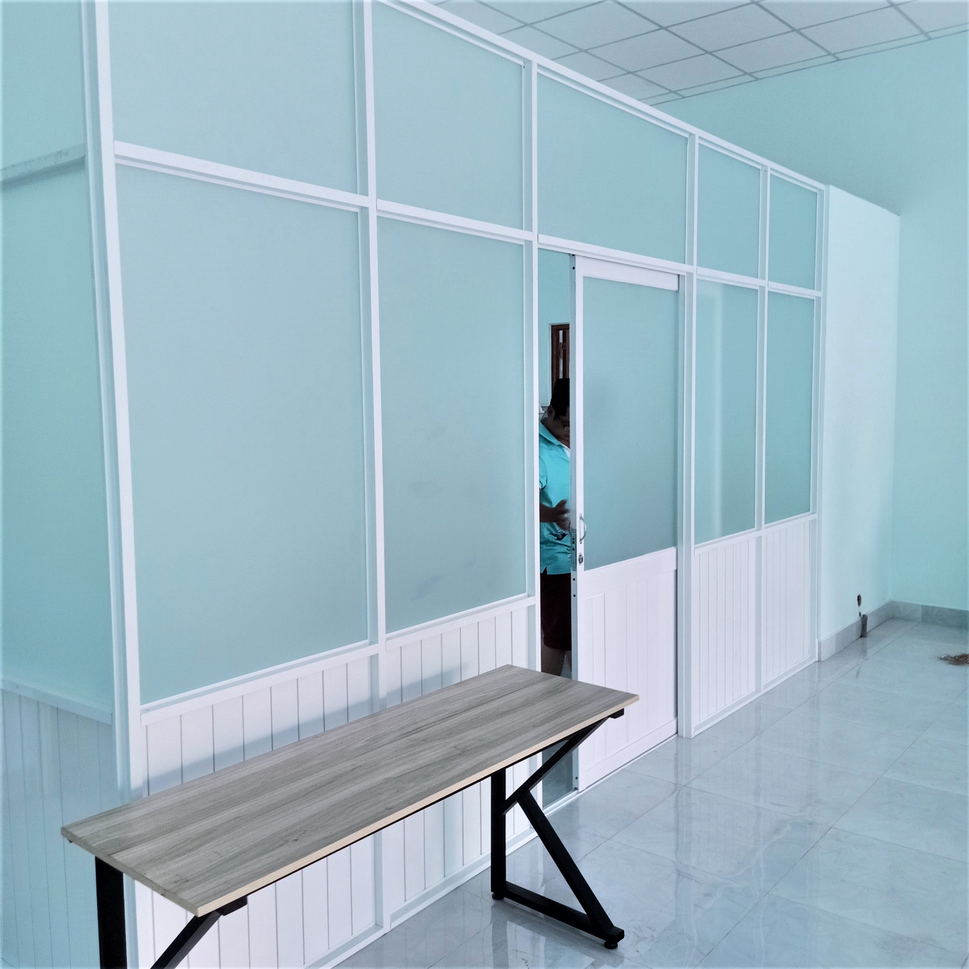 VÁCH NGĂN NHÔM CỬA LÙA GIÁ RẺ.jpg