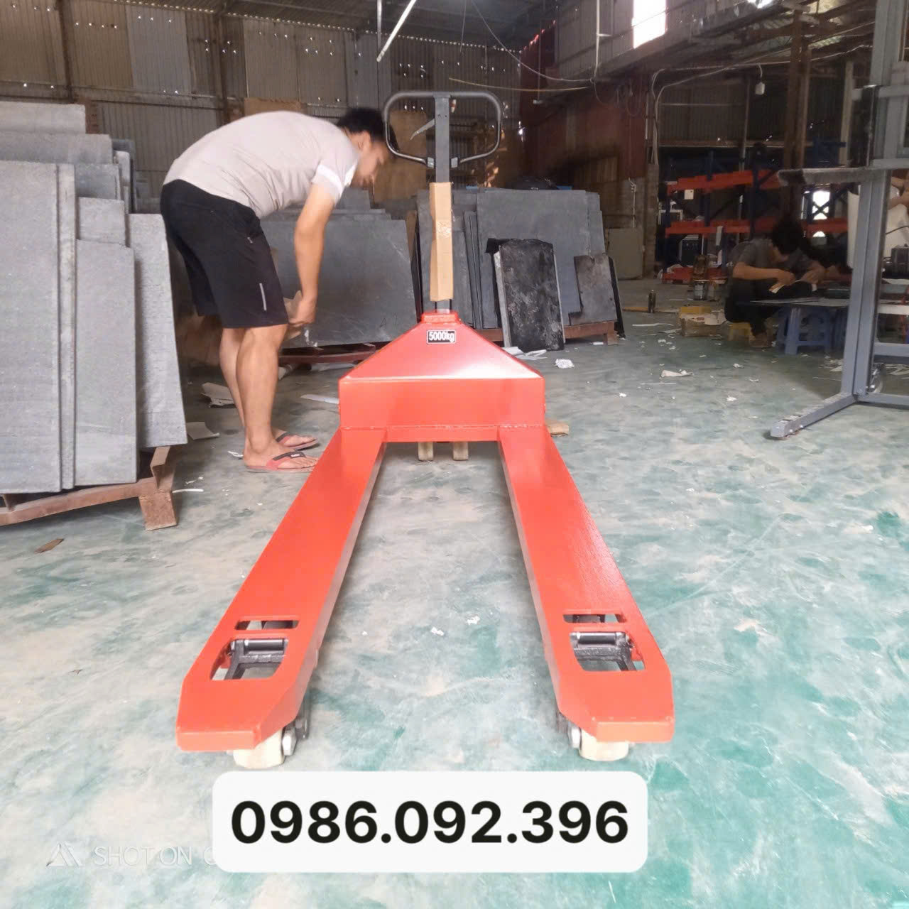 Xe nâng tay 5 tấn càng dài 2m 2.jpg