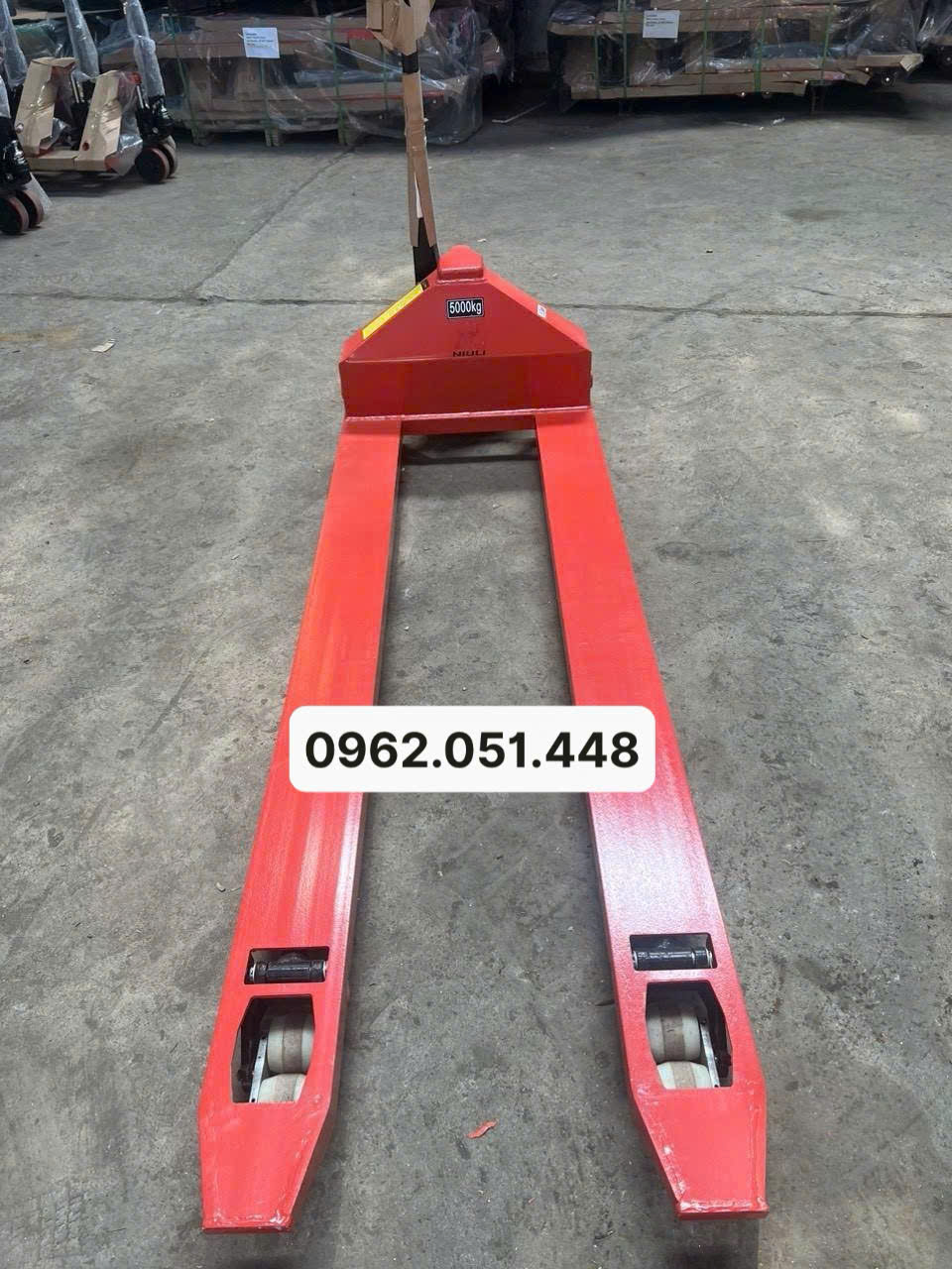 xe nâng tay 5 tấn càng dài 2m.jpg