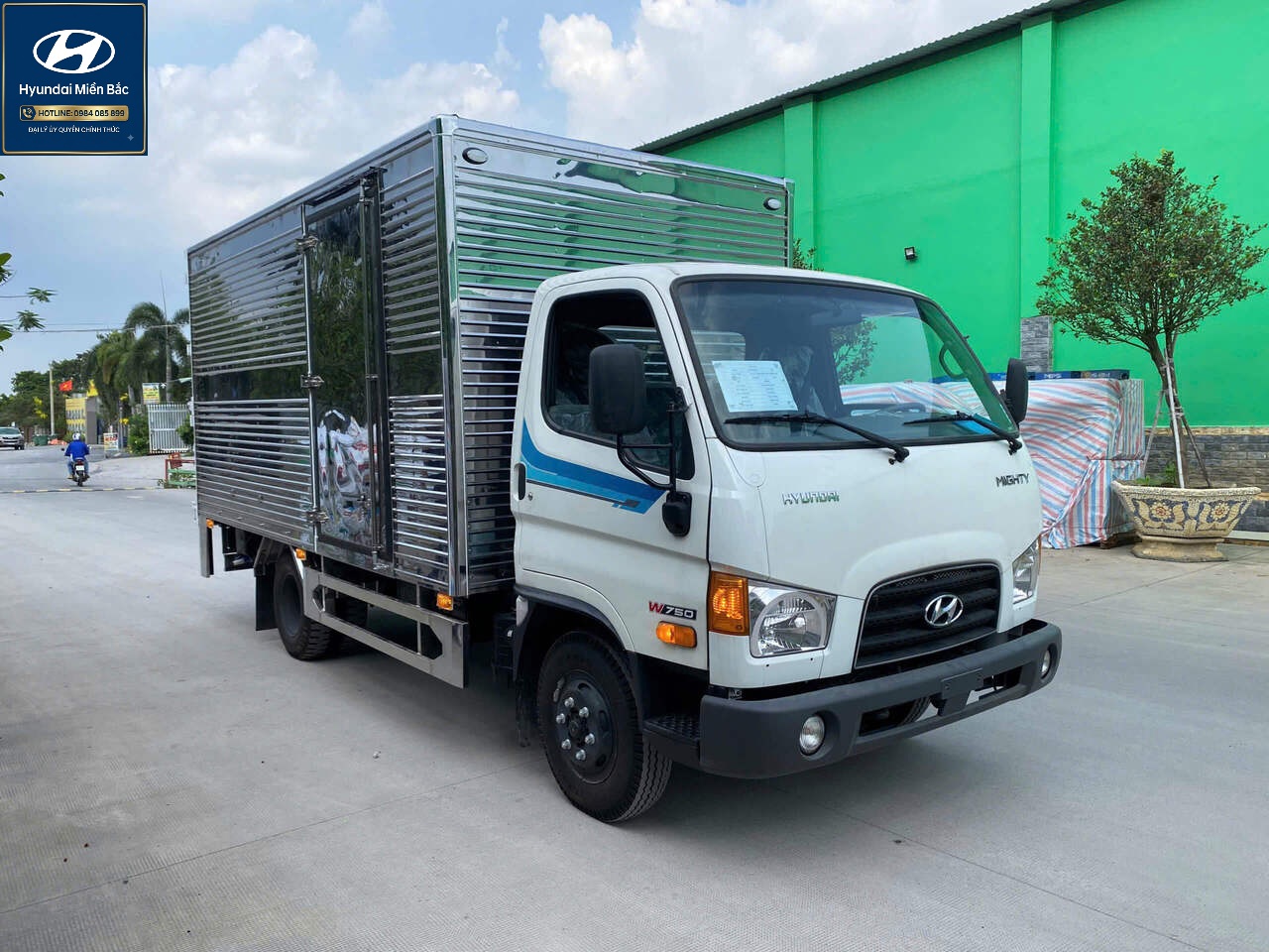 xe-tai-3-5-tan-hyundai-w750-thung-kin.jpg