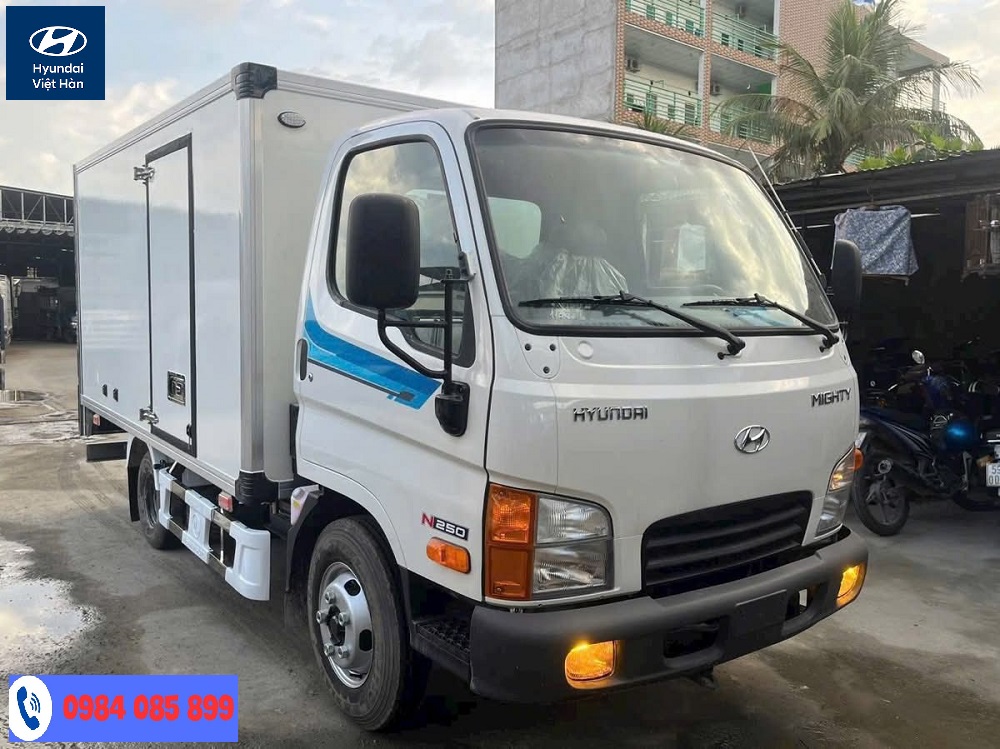 xe-tai-hyundai-n250-thung-kin-composite.jpg