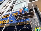 Hình ảnh thợ thi công lắp đặt bảng hiệu trên cao sử dụng giàn giáo.jpg